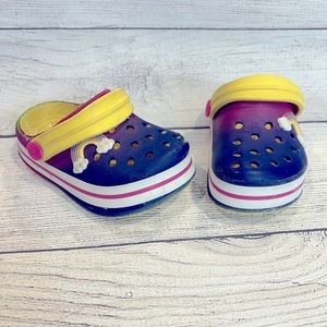 Toddler croc with rainbow charm size 4